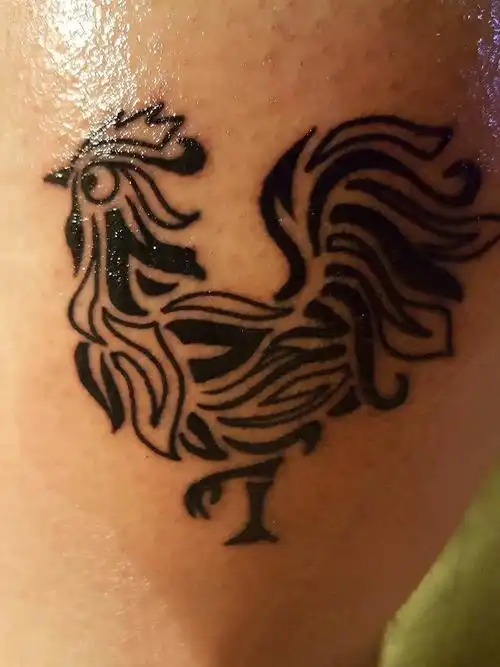 公鸡纹身图案男生大腿上黑色的公鸡纹身图片