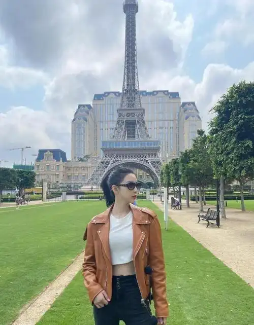 潘玮柏老婆真是架子身材穿短上衣配破洞裤好有女团气质