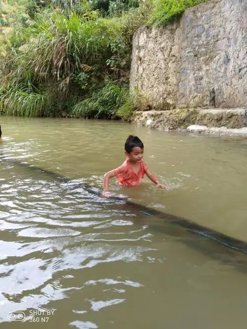 其它 戏水 写美篇山间清风拂面, 夕照晚霞满天. 小河潭中戏水