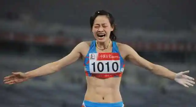 体育资讯吴莎全运会撑杆跳比赛视频曝光现场奋力呐喊