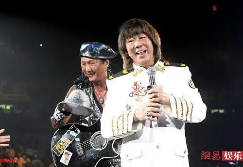 许冠英生前曾与弟弟许冠杰同台献唱网易娱乐11月8日报道2011年11月8日