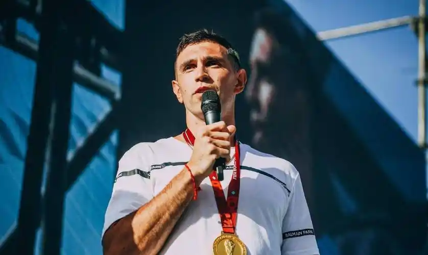 荣归故里! 大马丁戴金牌捧金手套回乡, 60万人口小城14万父老乡亲出迎