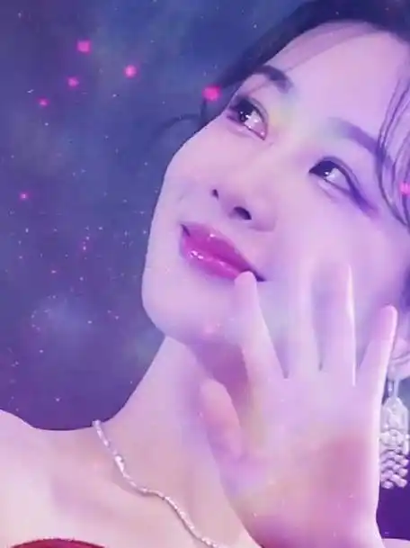 看我的马丁靴公主@杨紫穿着红色礼服迈着自信的步伐朝着我们走来喽