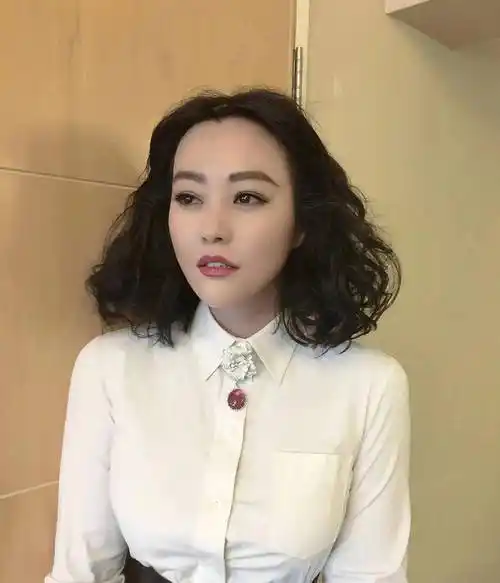 看了郝蕾年轻时候的照片,才明白什么叫爆炸式性感_身材_网友_女孩