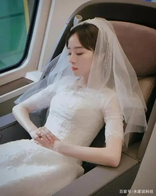胡冰卿一袭洁白婚纱,实力演绎睡美人,网友纷纷沦陷了!