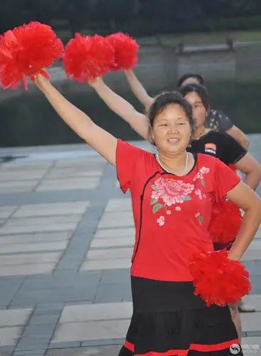 新野部"春风绿地广场"采风--跳广场舞的大妈们