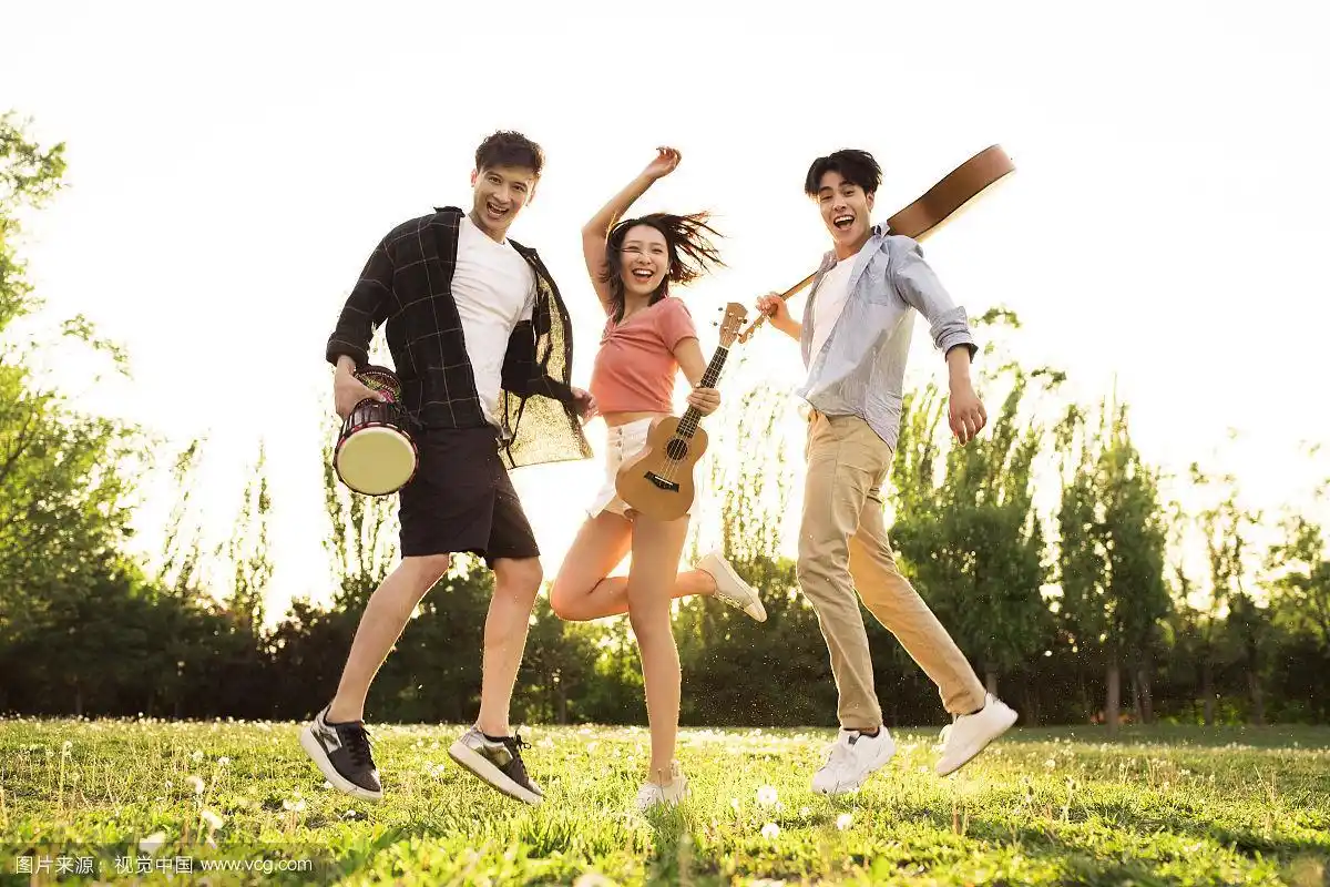 年轻乐队在户外草地演奏音乐