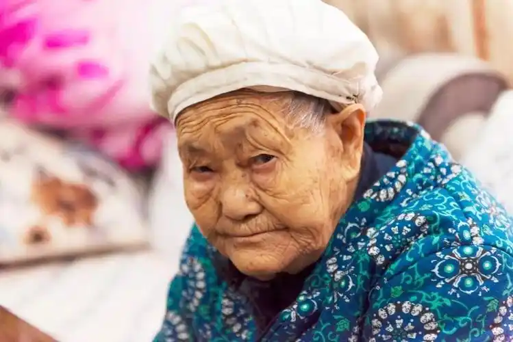 遵义115岁老太太白发变黑!她天天9点起床,爱喝小酒,丈夫小她37岁