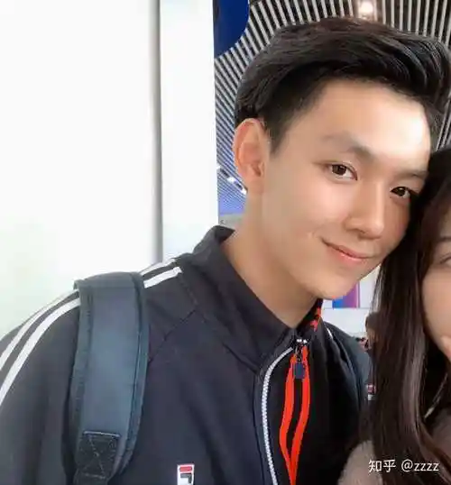 多加了几张照片 一排男生中唯一一个让人目不转睛的背影,男朋友当时打