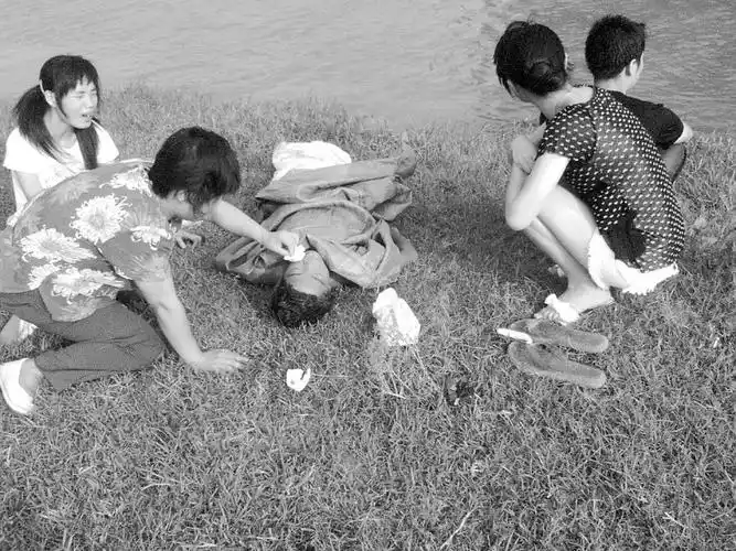 男孩溺水尸体浮上水面