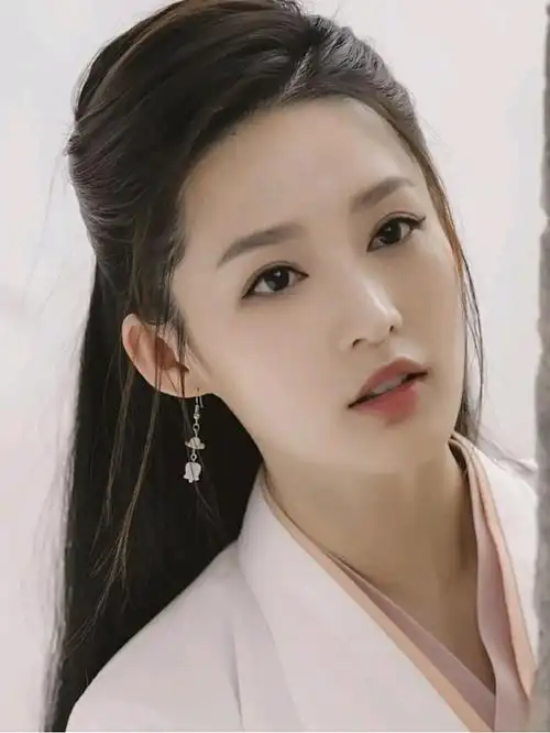 却会让人越看越舒服 李沁的是标准的中国式审美双眼皮,眼睛有些像"