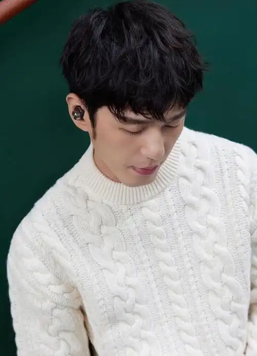 白宇,白色毛衣帅气造型诠释秋冬的男人味