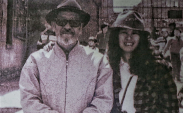 妻子出轨,王洛宾深夜回家撞见一陌生男子,妻子冷眼看他:你睡哪