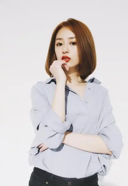 小南,92年出生,原名张娅南,毕业于中国传媒大学,忠爱休斯顿火箭队的