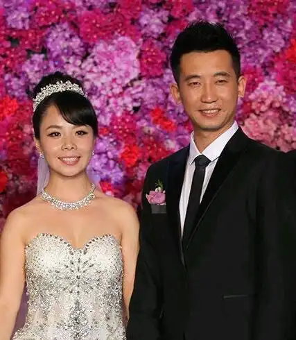 女姓名:王二妮王二妮个人资料从照片中可以看到,王二妮的新婚丈夫看