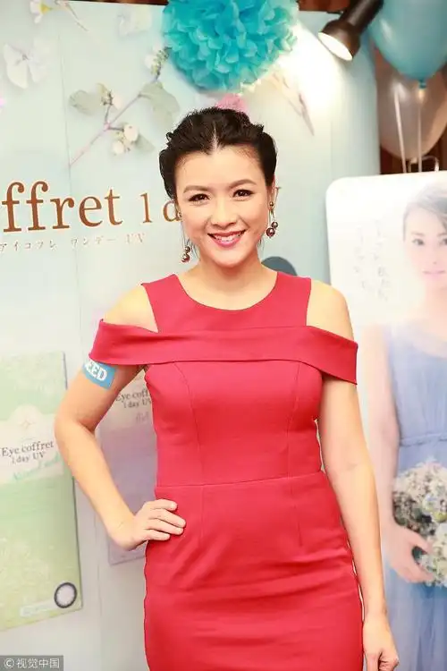 辣妈陈茵媺出席品牌活动优雅露香肩不顾形象大笑露双下巴