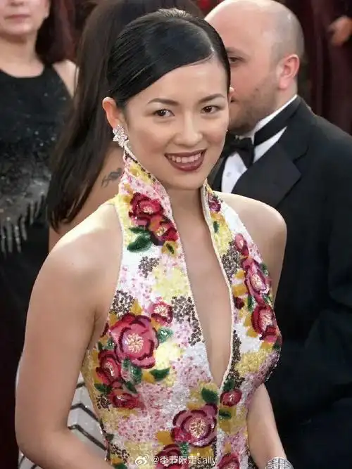 2001年,章子怡穿刺绣亮片改良旗袍,在洛杉矶出席奥斯卡红毯旧照