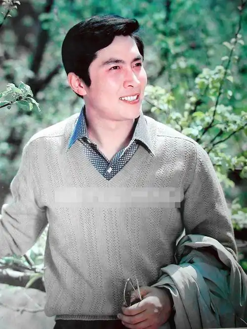 【星衣神探】高仓健引领硬汉范 风衣墨镜超有型