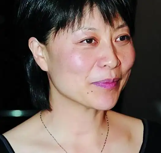 悲惨影后岳红,哺乳期离婚切除大半个胃,单身32年,为女无怨无悔