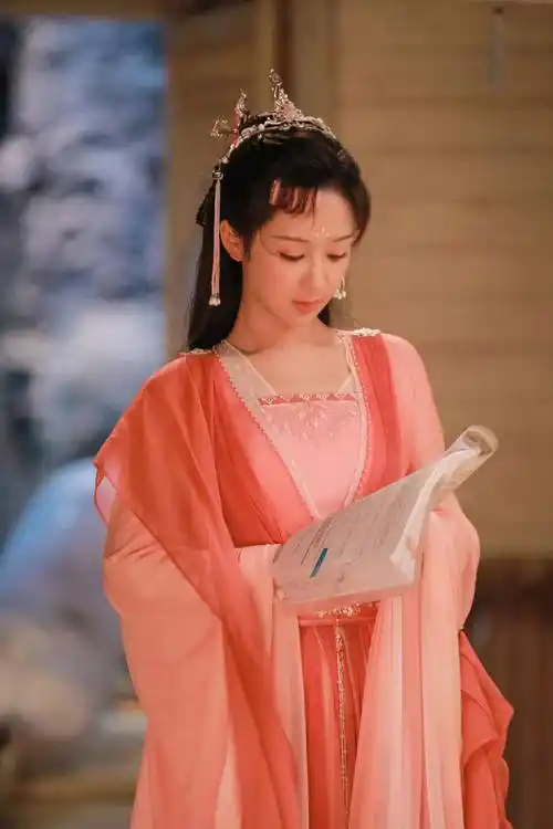 饰演《家有儿女》夏雪,成立了文化传媒公司,杨紫经历了什么?