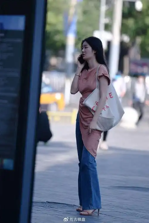 藕荷色的一字带细跟凉鞋,搭配微喇叭牛仔裤,半袖侧衣襟长一些