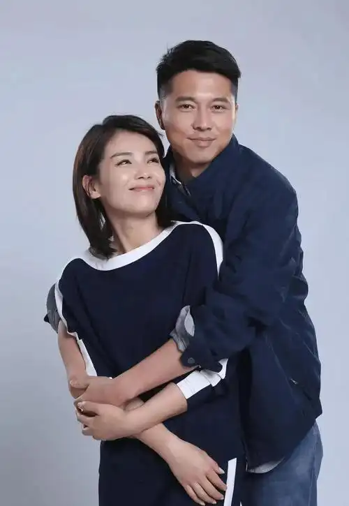 刘涛与老公罕见合体,穿深色系衣服同框,感觉年龄相差很多