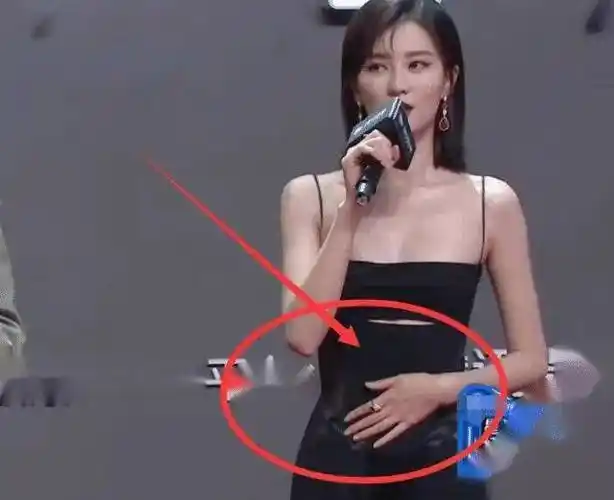 原创乔欣走红毯为啥全程捂着肚子当手放下之后瞬间明白了