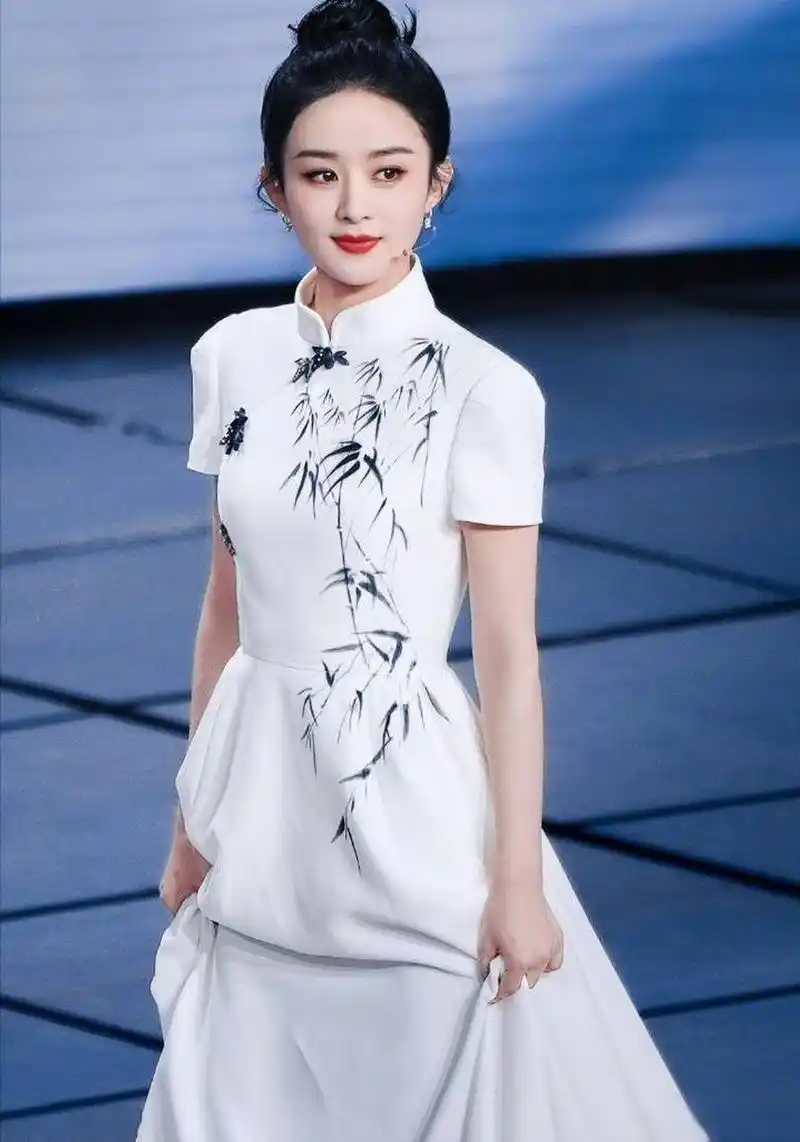 杨幂不仅穿的旗袍和赵丽颖的好像,连发型也差不多,她是要当小赵丽颖了