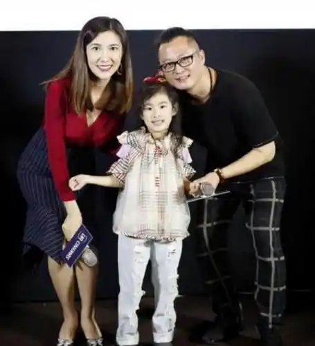 边潇潇怀上二胎 与导演老公现场秀恩爱