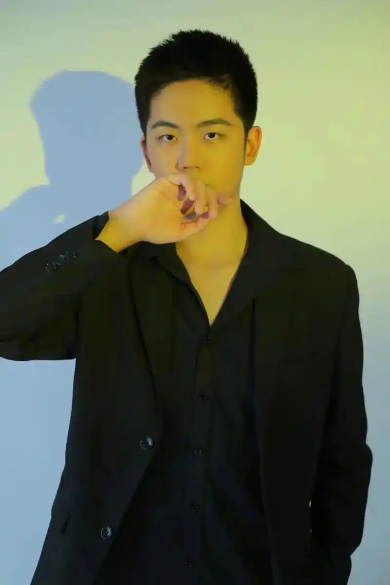 都喜欢看帅哥,多留几张照片吧,这就是十六岁青春年少的你! - 抖音