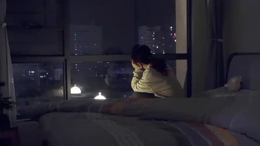 夜晚失眠实拍视频素材睡眠实拍4k4k唯美大气水墨夜色飘落古风宫廷背景