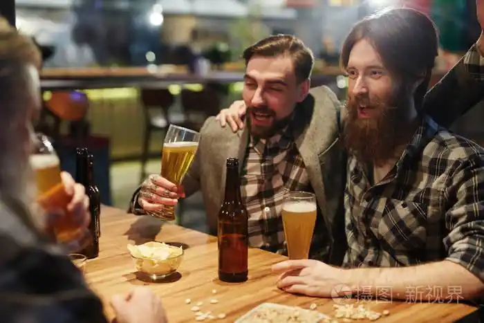 醉酒的哥们欢呼