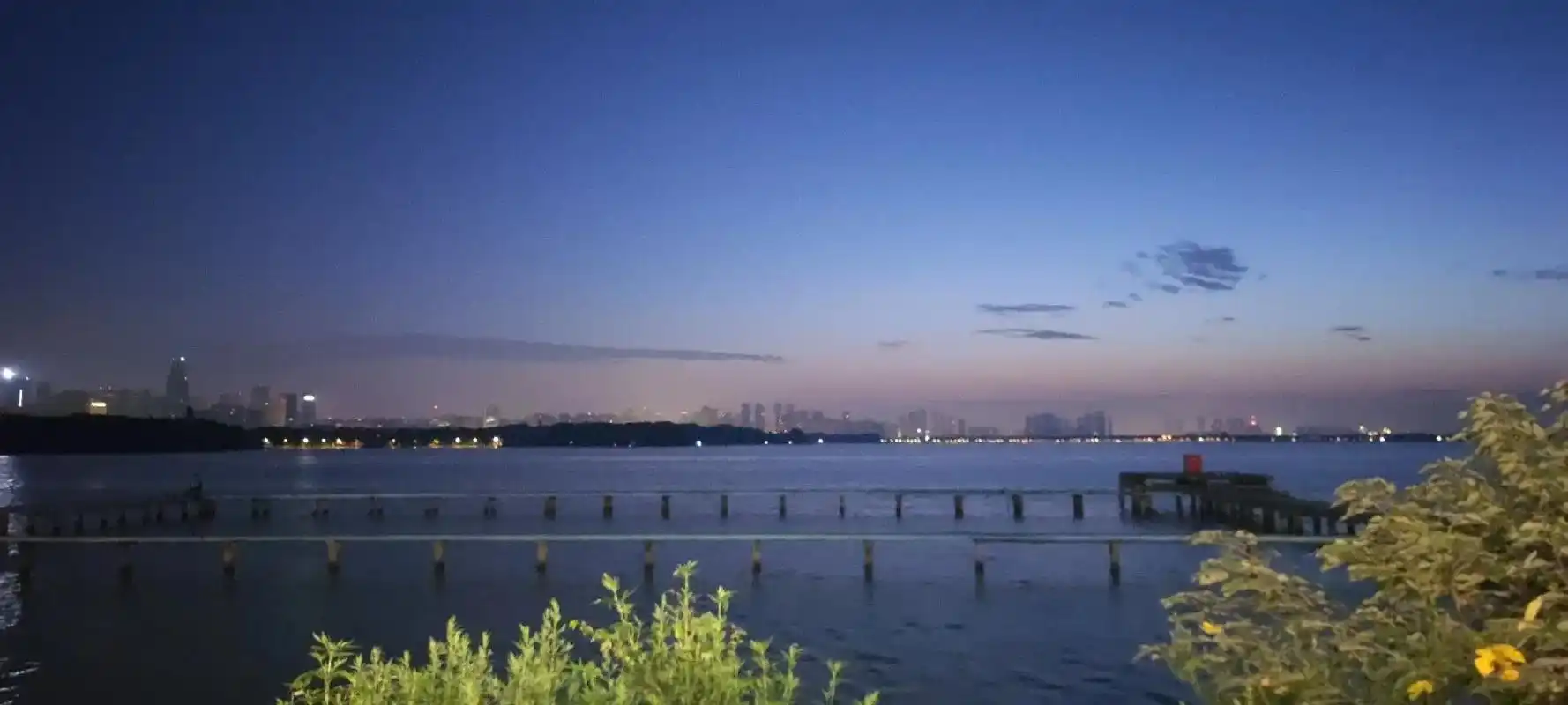 从黑夜到黎明,悲伤总会过去的.#治愈系风景 #城市的夜晚 # - 抖音