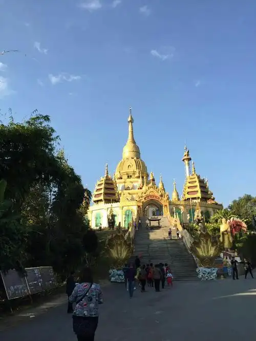 这是芒市的勐焕大金塔,也是我们旅游的第一个景点.