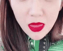 近日,陈乔恩爱心唇表情包送给大家,涂抹了烈火红唇的她把嘴巴驽成爱心