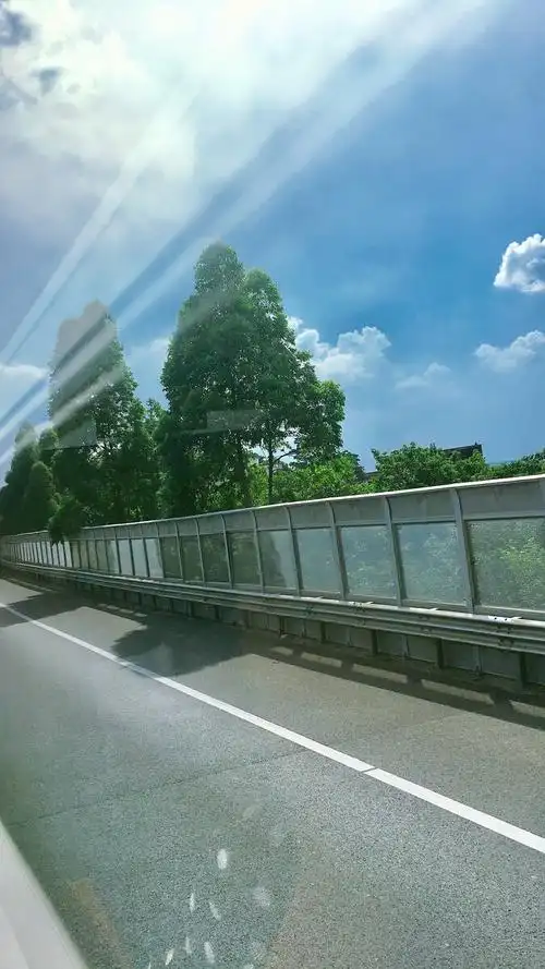 高速路上车窗外的风景