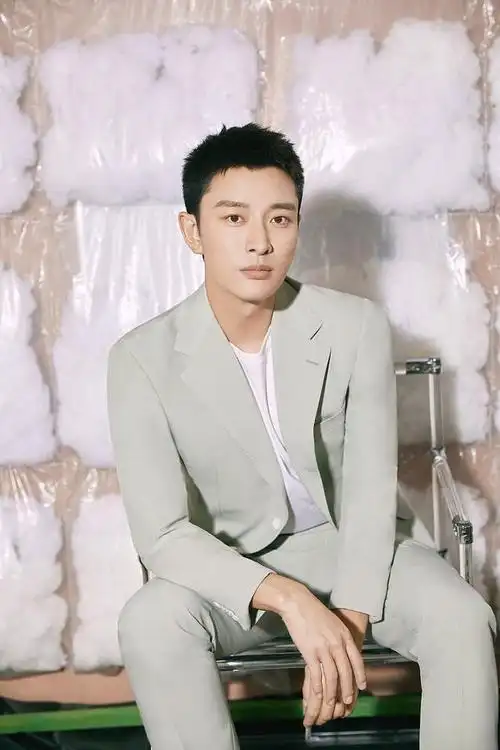 贾乃亮获年度杰出贡献人物奖 着米色西装眉眼坚毅帅气有型