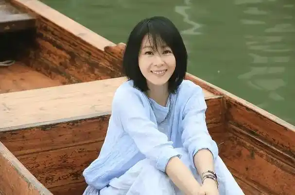 回顾冷门歌手刘若英:痴恋大10岁恩师,为何最后情定北京富豪?