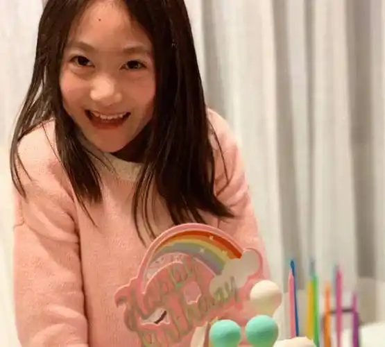 都说甜馨小时候不好看,看到奥莉和甜馨的近照,才懂啥是逆袭长大_五官