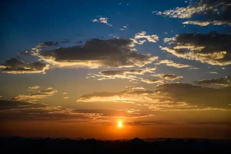 惊艳贵州安龙落日余晖晚霞上线云卷云舒