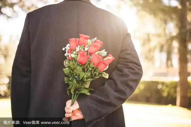 男人拿着一束玫瑰给圣瓦伦丁