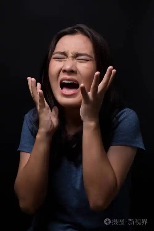 在黑色背景上尖叫的女人
