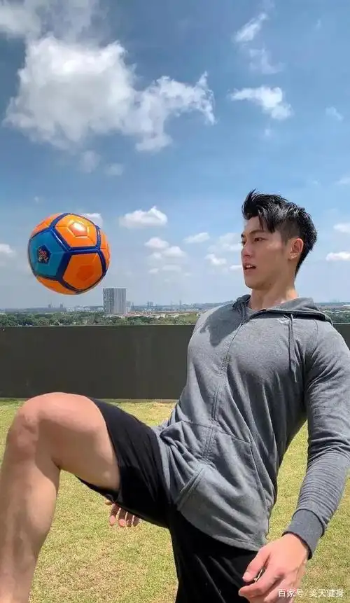 185cm华裔肌肉男模,健硕身材棱角分明,令无数网友着迷