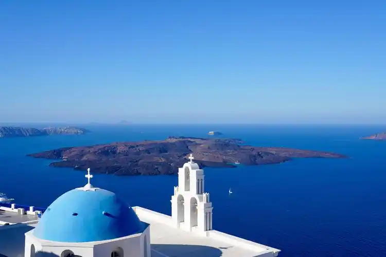 圣托里尼标志蓝顶教堂