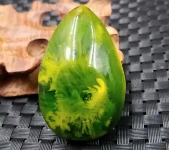 天然绿色琥珀 绿琥珀是怎么形成的