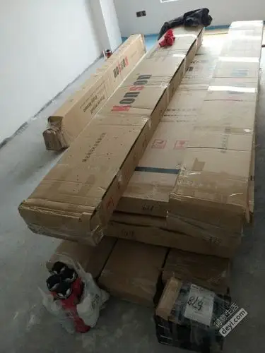 我家娃在包装上搓了那么多小孔,还担心伤到里面的漆呢.   安装过程