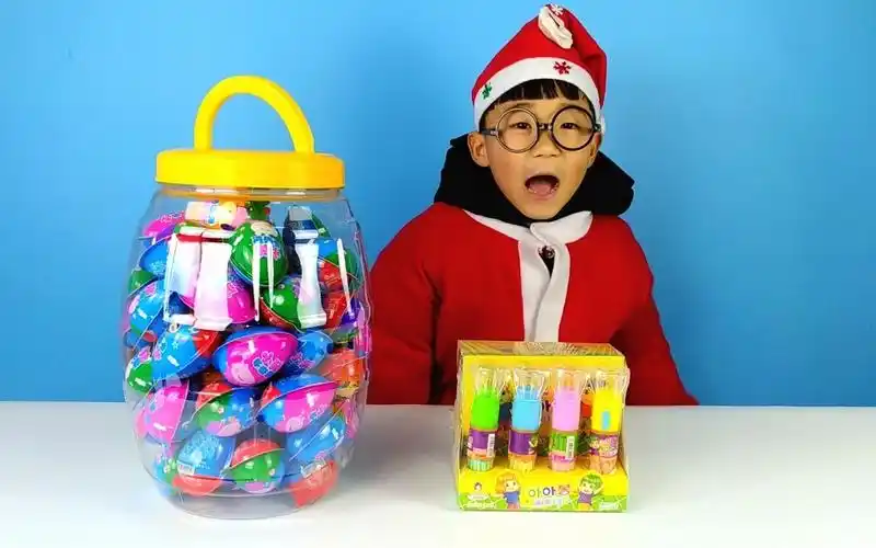 小泽开箱玩奇趣蛋玩具和手电筒玩具