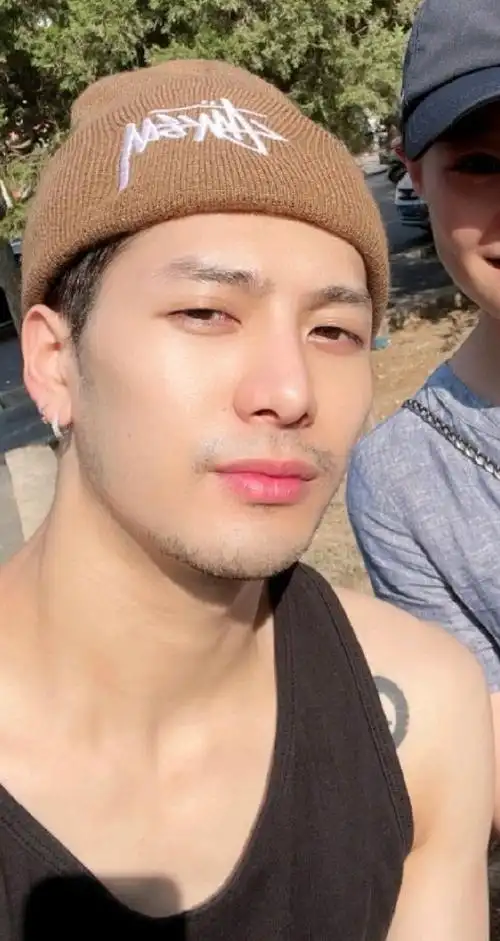 看起来就很有气色,不像我,素颜都憔悴得要死帅哥真的太自律了,身材也