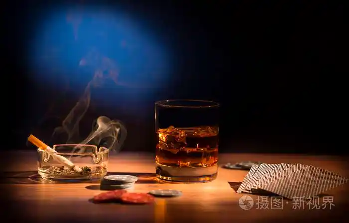 威士忌酒和香烟