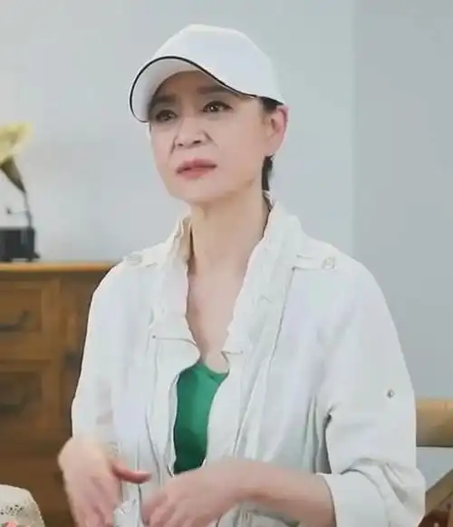 老年人爱美还得学刘雪华,63岁戴帽子穿长裤,大气简约更显风范_网易